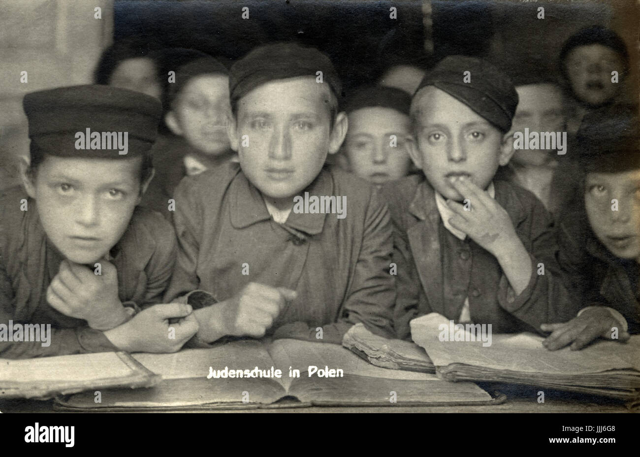 L'apprentissage des écoliers à l'école religieuse juive en Pologne / Heider en 1916. Le port de bouchons. Photo de champ - prises par les soldats allemands pendant la Première Guerre mondiale Banque D'Images