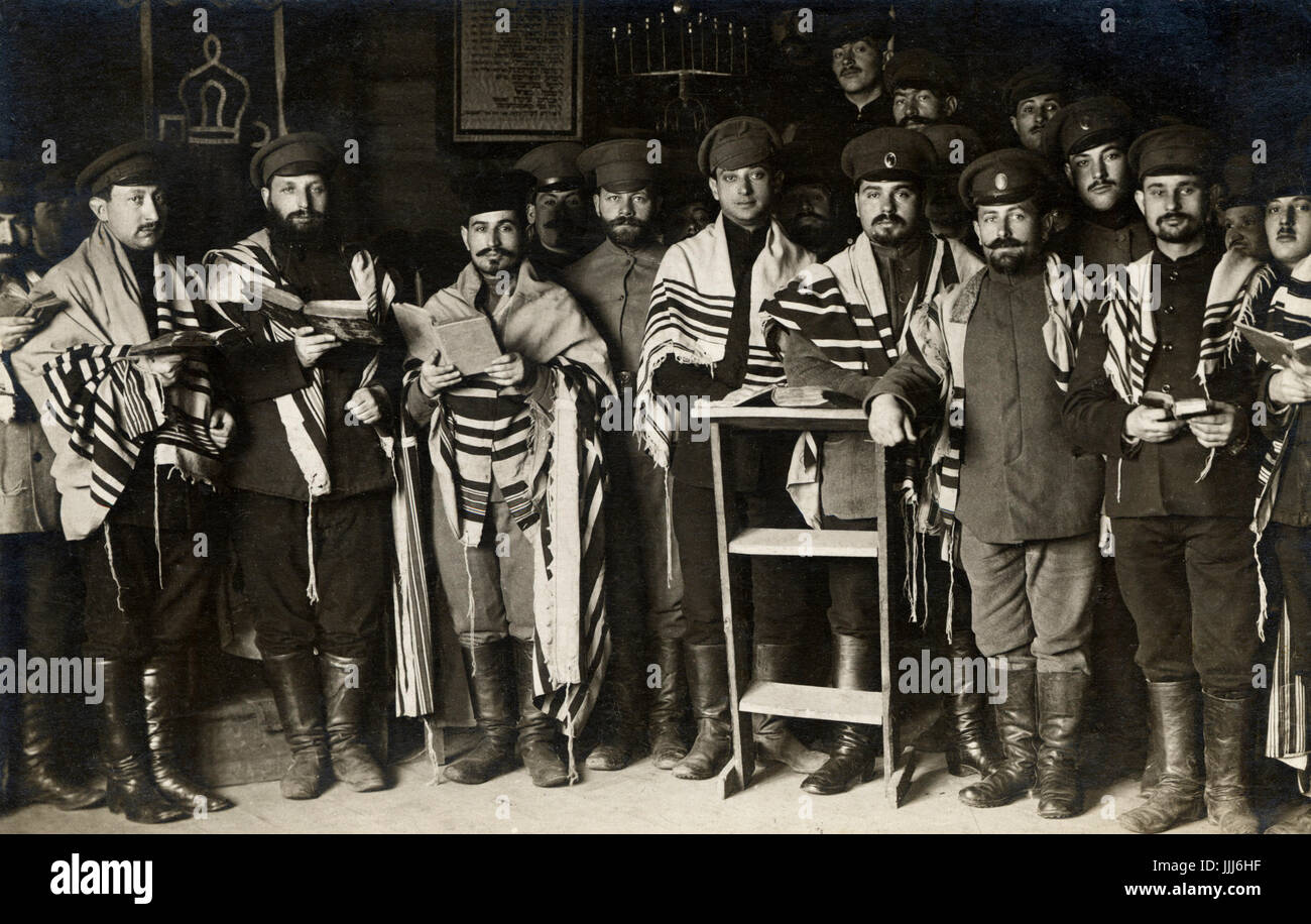 Les prisonniers de guerre juifs russes 1914 -1918 capturés par les Allemands en prière vêtu châles de prière. Banque D'Images