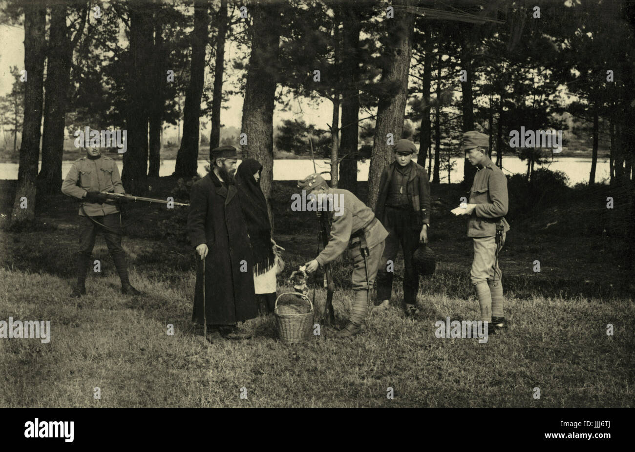 Les Soldats Allemands à La Recherche Panier De Couple Juif