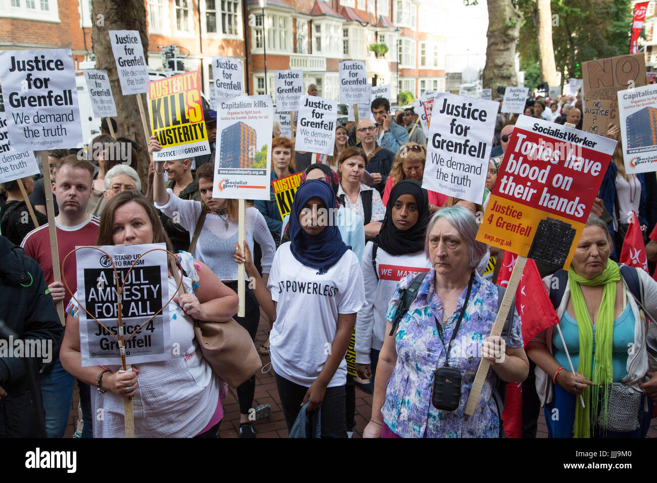 Londres, Royaume-Uni. 19 juillet, 2017. Les protestataires à côté de Kensington et Chelsea Hôtel de ville au cours de la première réunion du conseil depuis le 14 juin 2017 Incendie de la tour de Grenfell, qui a fait au moins 80 vies. Credit : Thabo Jaiyesimi/Alamy Live News Banque D'Images
