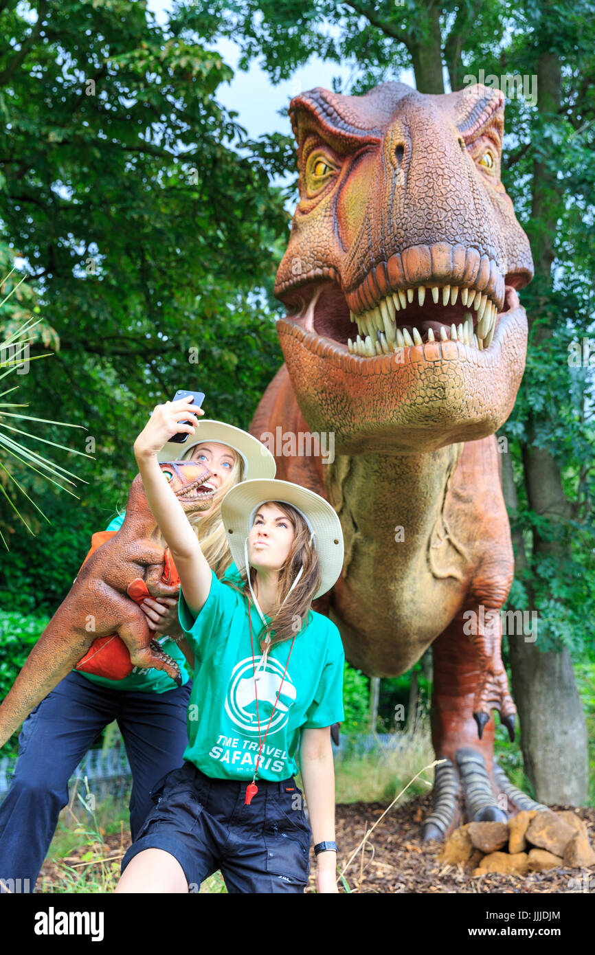 Zsl London Zoo London Uk Juillet 17 Le Zoorassic Tour Guides Prendre Une Avec Selfies Tyrannosaurus Rex Et Un Bebe Tyrannosaure Pour Seulement Six Semaines A Partir De Samedi 22 Juillet Zsl London Zoo London Uk Juillet 17 Le Zoorassic Tour Guides Prendre Une Avec Selfies Tyrannosaurus Rex Et Un Bebe Tyrannosaure Pour Seulement Six Semaines A Partir De Samedi 22 Juillet