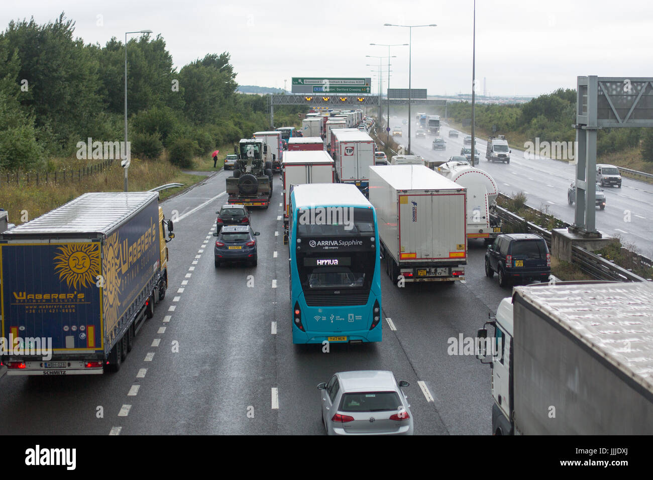 Gravesend, Kent, Royaume-Uni. 20 juillet, 2017. Un incendie dans un camion transportant des barres de chocolat sur l'A2 ce matin a causé des kilomètres de bouchons et braquages sur cette route importante à de Londres du Kent. Rob Powell/Alamy Live News Banque D'Images