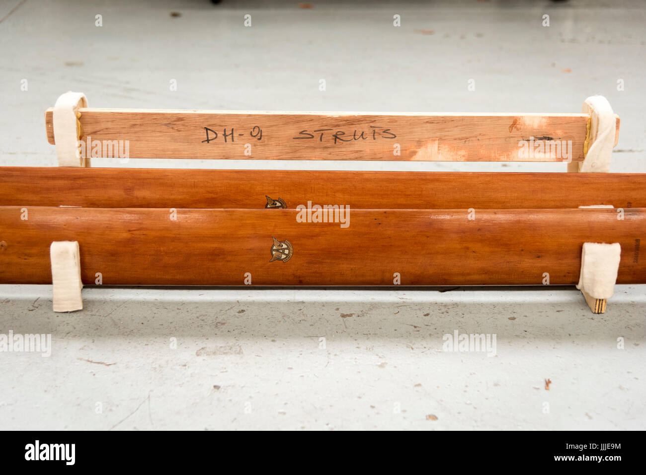 Duxford Cambridgeshire, Royaume-Uni. 20 juillet, 2017. Un rare première Guerre Mondiale De Havilland DH9 pour les bombardiers a été entièrement restauré et il est maintenant en cours d'assemblage pour l'affichage et vol à l'Imperial War Museum. L'avion a 100 ans, en cours d'assemblage dans un WW1 cintre sur le 100e anniversaire de l'Imperial War Museum. L'avion est le seul au Royaume-Uni et a été restauré après avoir été trouvés dans un éléphant stable à la Palace de Bikaner, Rajasthan, Inde. Credit : Julian Eales/Alamy Live News Banque D'Images