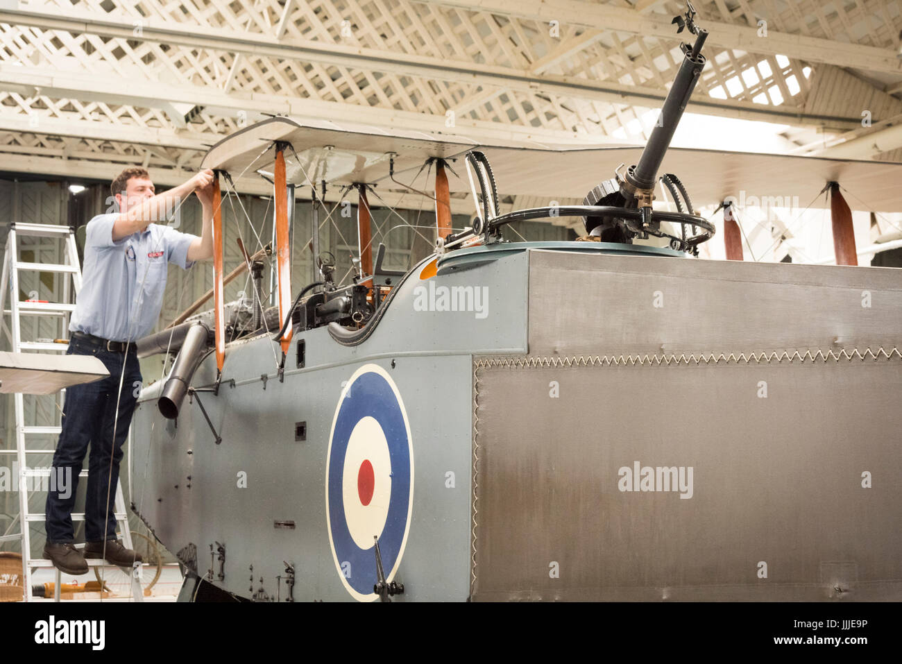 Duxford Cambridgeshire, Royaume-Uni. 20 juillet, 2017. George Taylor un ingénieur travaille sur un rare première Guerre Mondiale De Havilland DH9 pour les bombardiers qui a été entièrement restauré et il est maintenant en cours d'assemblage pour l'affichage et vol à l'Imperial War Museum. L'avion a 100 ans, en cours d'assemblage dans un WW1 cintre sur le 100e anniversaire de l'Imperial War Museum. L'avion est le seul au Royaume-Uni et a été restauré après avoir été trouvés dans un éléphant stable à la Palace de Bikaner, Rajasthan, Inde. Credit : Julian Eales/Alamy Live News Banque D'Images