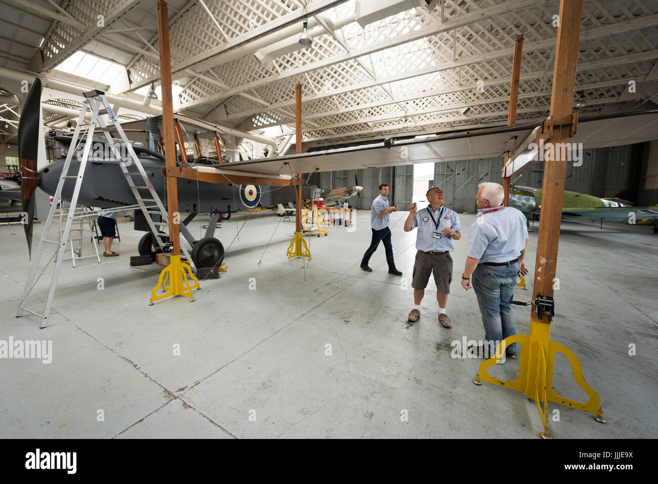 Duxford Cambridgeshire, Royaume-Uni. 20 juillet, 2017. Un rare première Guerre Mondiale De Havilland DH9 pour les bombardiers a été entièrement restauré et il est maintenant en cours d'assemblage pour l'affichage et vol à l'Imperial War Museum. L'avion a 100 ans, en cours d'assemblage dans un WW1 cintre sur le 100e anniversaire de l'Imperial War Museum. L'avion est le seul au Royaume-Uni et a été restauré après avoir été trouvés dans un éléphant stable à la Palace de Bikaner, Rajasthan, Inde. Credit : Julian Eales/Alamy Live News Banque D'Images