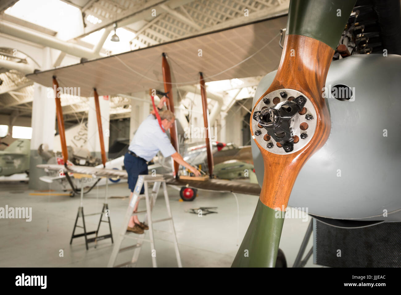 Duxford Cambridgeshire, Royaume-Uni. 20 juillet, 2017. Un rare première Guerre Mondiale De Havilland DH9 pour les bombardiers a été entièrement restauré et il est maintenant en cours d'assemblage pour l'affichage et vol à l'Imperial War Museum. L'avion a 100 ans, en cours d'assemblage dans un WW1 cintre sur le 100e anniversaire de l'Imperial War Museum. L'avion est le seul au Royaume-Uni et a été restauré après avoir été trouvés dans un éléphant stable à la Palace de Bikaner, Rajasthan, Inde. Credit : Julian Eales/Alamy Live News Banque D'Images