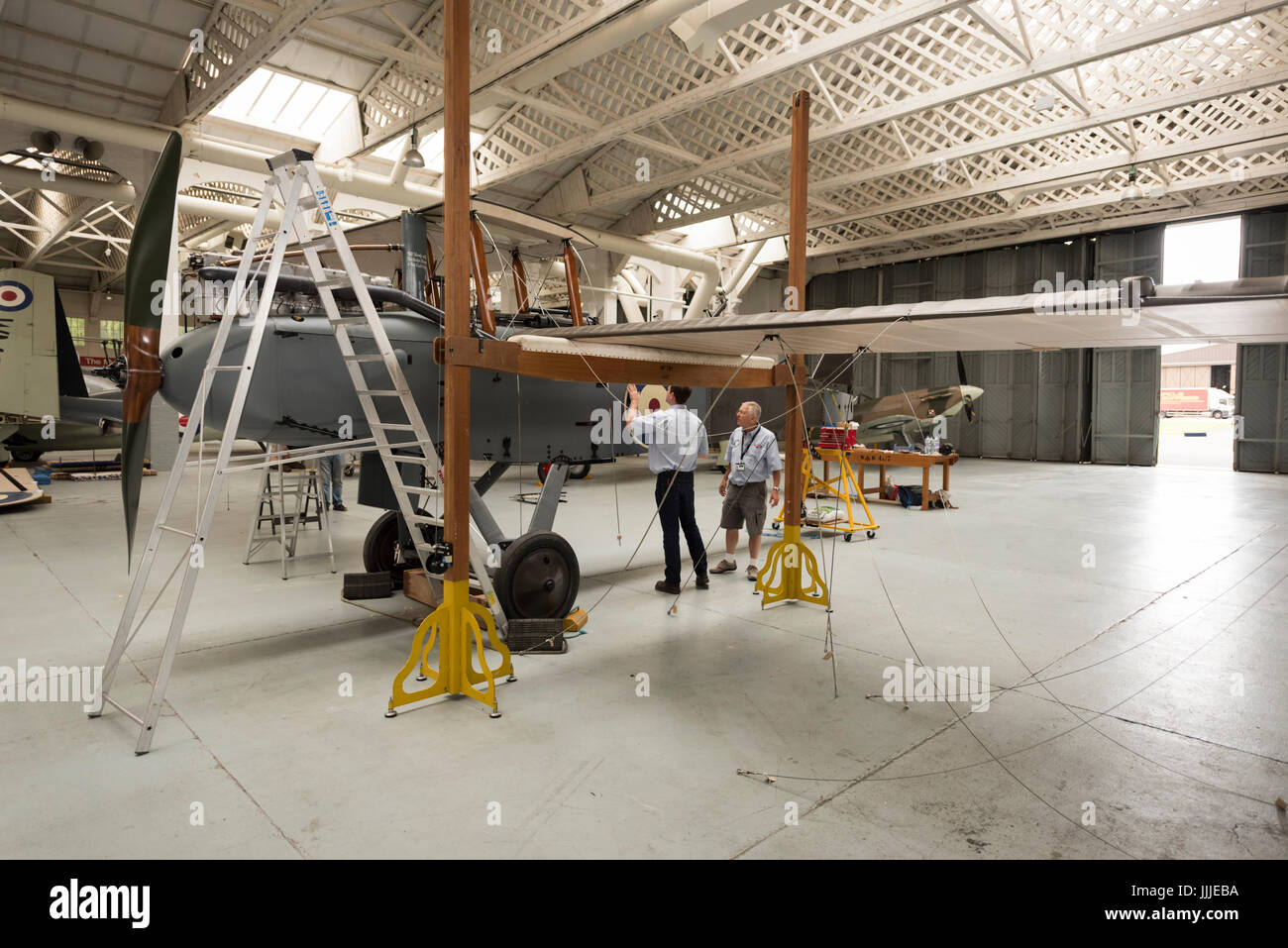 Duxford Cambridgeshire, Royaume-Uni. 20 juillet, 2017. Un rare première Guerre Mondiale De Havilland DH9 pour les bombardiers a été entièrement restauré et il est maintenant en cours d'assemblage pour l'affichage et vol à l'Imperial War Museum. L'avion a 100 ans, en cours d'assemblage dans un WW1 cintre sur le 100e anniversaire de l'Imperial War Museum. L'avion est le seul au Royaume-Uni et a été restauré après avoir été trouvés dans un éléphant stable à la Palace de Bikaner, Rajasthan, Inde. Credit : Julian Eales/Alamy Live News Banque D'Images