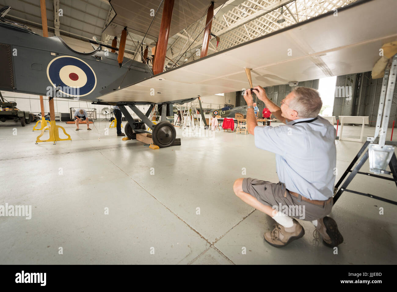 Duxford Cambridgeshire, Royaume-Uni. 20 juillet, 2017. Un rare première Guerre Mondiale De Havilland DH9 pour les bombardiers a été entièrement restauré et il est maintenant en cours d'assemblage pour l'affichage et vol à l'Imperial War Museum. L'avion a 100 ans, en cours d'assemblage dans un WW1 cintre sur le 100e anniversaire de l'Imperial War Museum. L'avion est le seul au Royaume-Uni et a été restauré après avoir été trouvés dans un éléphant stable à la Palace de Bikaner, Rajasthan, Inde. Credit : Julian Eales/Alamy Live News Banque D'Images