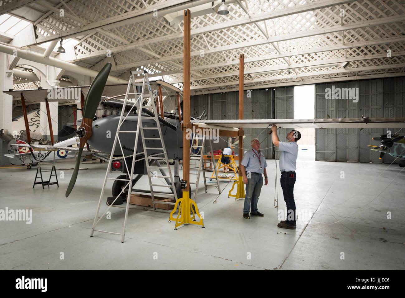 Duxford Cambridgeshire, Royaume-Uni. 20 juillet, 2017. Un rare première Guerre Mondiale De Havilland DH9 pour les bombardiers a été entièrement restauré et il est maintenant en cours d'assemblage pour l'affichage et vol à l'Imperial War Museum. L'avion a 100 ans, en cours d'assemblage dans un WW1 cintre sur le 100e anniversaire de l'Imperial War Museum. L'avion est le seul au Royaume-Uni et a été restauré après avoir été trouvés dans un éléphant stable à la Palace de Bikaner, Rajasthan, Inde. Credit : Julian Eales/Alamy Live News Banque D'Images