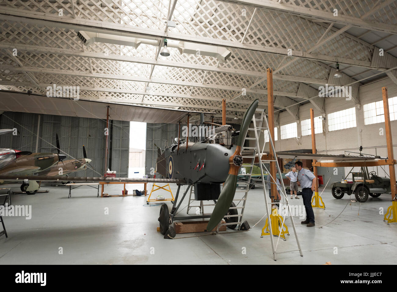 Duxford Cambridgeshire, Royaume-Uni. 20 juillet, 2017. Un rare première Guerre Mondiale De Havilland DH9 pour les bombardiers a été entièrement restauré et il est maintenant en cours d'assemblage pour l'affichage et vol à l'Imperial War Museum. L'avion a 100 ans, en cours d'assemblage dans un WW1 cintre sur le 100e anniversaire de l'Imperial War Museum. L'avion est le seul au Royaume-Uni et a été restauré après avoir été trouvés dans un éléphant stable à la Palace de Bikaner, Rajasthan, Inde. Credit : Julian Eales/Alamy Live News Banque D'Images