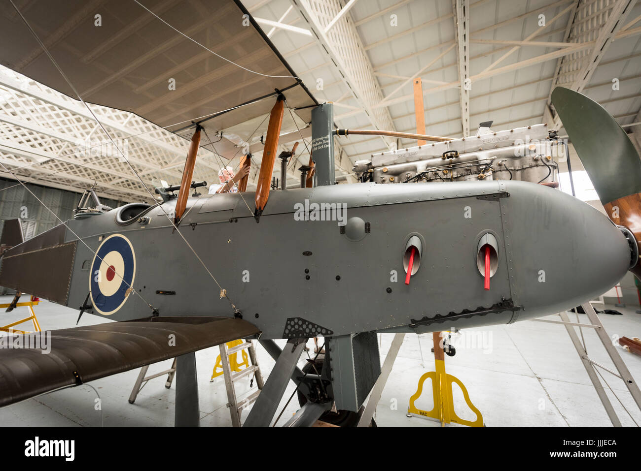 Duxford Cambridgeshire, Royaume-Uni. 20 juillet, 2017. Un rare première Guerre Mondiale De Havilland DH9 pour les bombardiers a été entièrement restauré et il est maintenant en cours d'assemblage pour l'affichage et vol à l'Imperial War Museum. L'avion a 100 ans, en cours d'assemblage dans un WW1 cintre sur le 100e anniversaire de l'Imperial War Museum. L'avion est le seul au Royaume-Uni et a été restauré après avoir été trouvés dans un éléphant stable à la Palace de Bikaner, Rajasthan, Inde. Credit : Julian Eales/Alamy Live News Banque D'Images