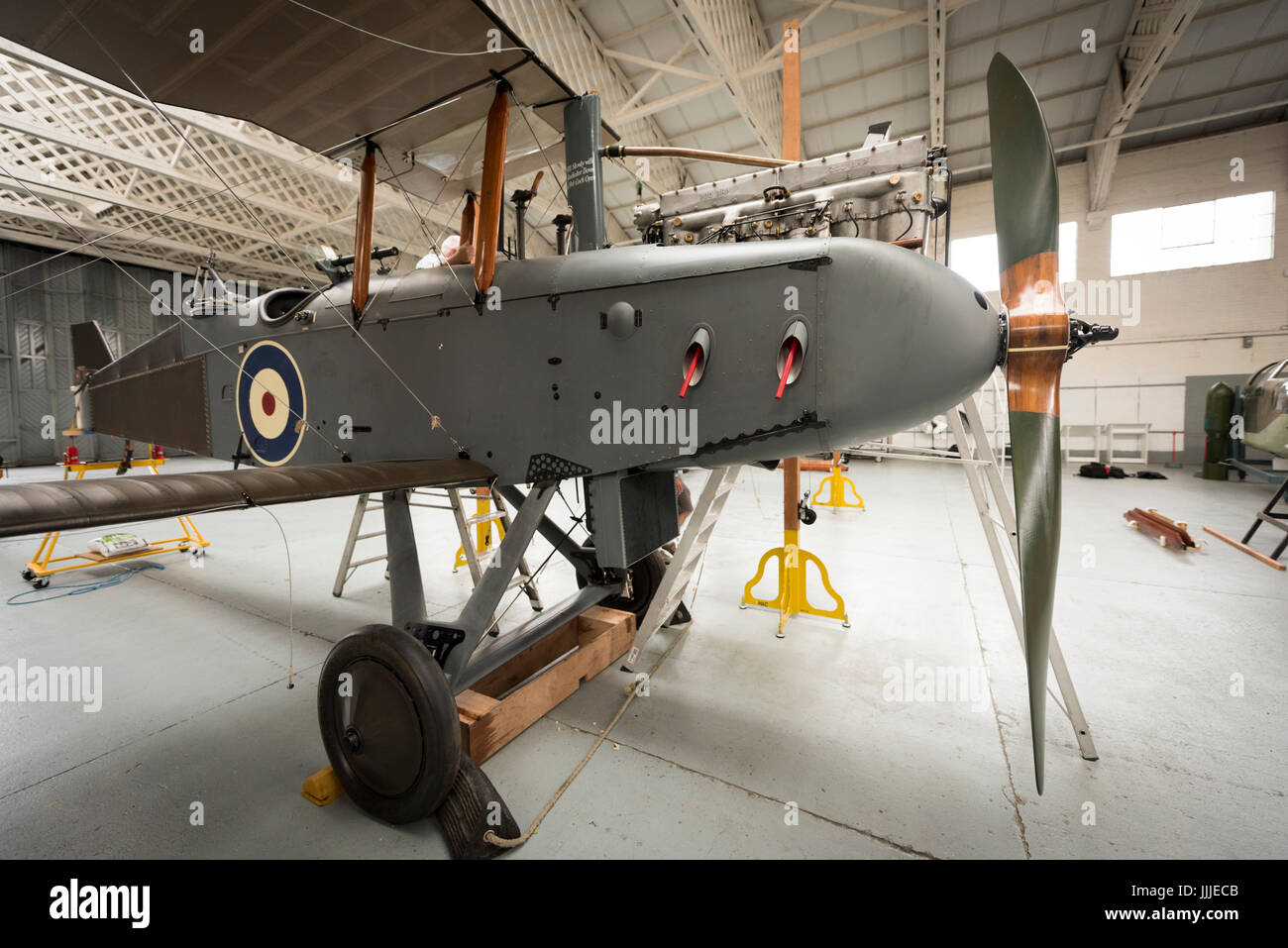 Duxford Cambridgeshire, Royaume-Uni. 20 juillet, 2017. Un rare première Guerre Mondiale De Havilland DH9 pour les bombardiers a été entièrement restauré et il est maintenant en cours d'assemblage pour l'affichage et vol à l'Imperial War Museum. L'avion a 100 ans, en cours d'assemblage dans un WW1 cintre sur le 100e anniversaire de l'Imperial War Museum. L'avion est le seul au Royaume-Uni et a été restauré après avoir été trouvés dans un éléphant stable à la Palace de Bikaner, Rajasthan, Inde. Credit : Julian Eales/Alamy Live News Banque D'Images