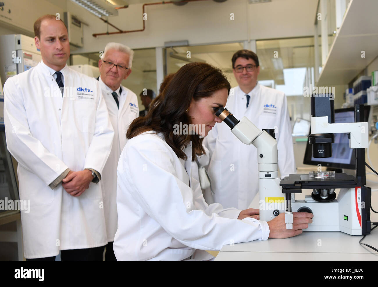 Heidelberg, Allemagne. 20 juillet, 2017. Le prince William et son épouse Catherine, duchesse de Cambridge, visitez le Deutsches Krebsforschungszentrum (dkfz, Centre allemand de recherche sur le cancer) à Heidelberg, Allemagne, 20 juillet 2017. Ils sont accompagnés par le premier ministre du Bade-wurtemberg Winfried Kretschmann (Buendnis 90/Die Gruenen, L) et Michael Baumann (R), directeur scientifique de l'dkfz. Photo : Marijan Murat/dpa/Alamy Live News Banque D'Images