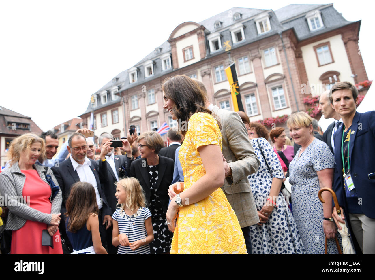 Heidelberg, Allemagne. 20 juillet, 2017. Le prince William et son épouse Catherine, duchesse de Cambridge, visiter la vieille ville de Heidelberg, Allemagne, 20 juillet 2017. L'hôtel de ville peut être vu dans l'arrière-plan. Photo : Arne Dedert/dpa/Alamy Live News Banque D'Images