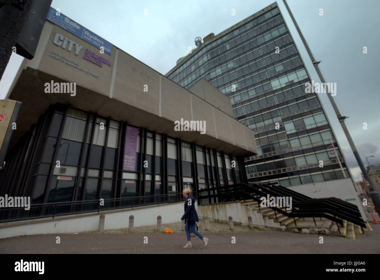 Glasgow, Ecosse, Royaume-Uni. Jul 20, 2017. Aujourd'hui, la ville de Glasgow College's new city campus a été sélectionné pour le Royal Institute of British Architects (RIBA) Prix Stirling en ligne pour être jugé pour le UK's best nouveau bâtiment. Les sections locales en photo aujourd'hui où en grande partie embroussaillé par cette décision quand on leur a dit cela d'anecdotes offerts étant basé sur la façon dont il était blanc et son fort aspect. L'un des bâtiments emblématiques de l'ancien collège. Credit : Gérard ferry/Alamy Live News Banque D'Images