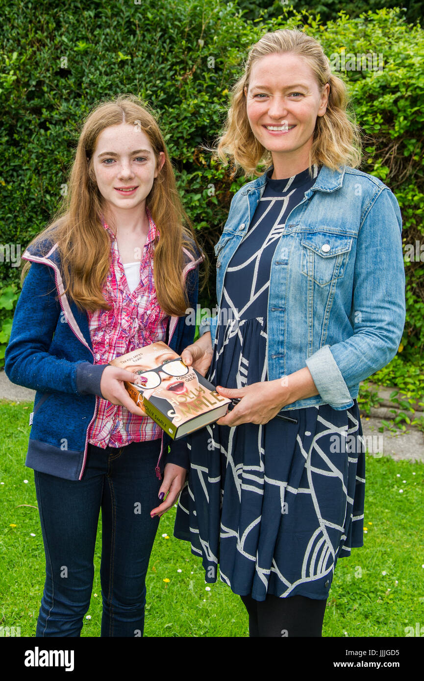 Bantry, West Cork, Irlande. 20 juillet, 2017. Geek primé série fille auteur de livres pour enfants, Holly Smale était dans Bantry aujourd'hui pour faire une lecture de son nouveau livre 'Forever Geek'. Dans le cadre de sa visite, elle a rencontré le gagnant d'une revue de livre concurrence, Caitlyn O'Donovan, âgés de 11 à partir de Drimoleague, West Cork. Holly est photographié avec Caitlyn en dehors du lieu de la lecture. Credit : Andy Gibson/Alamy Live News. Banque D'Images