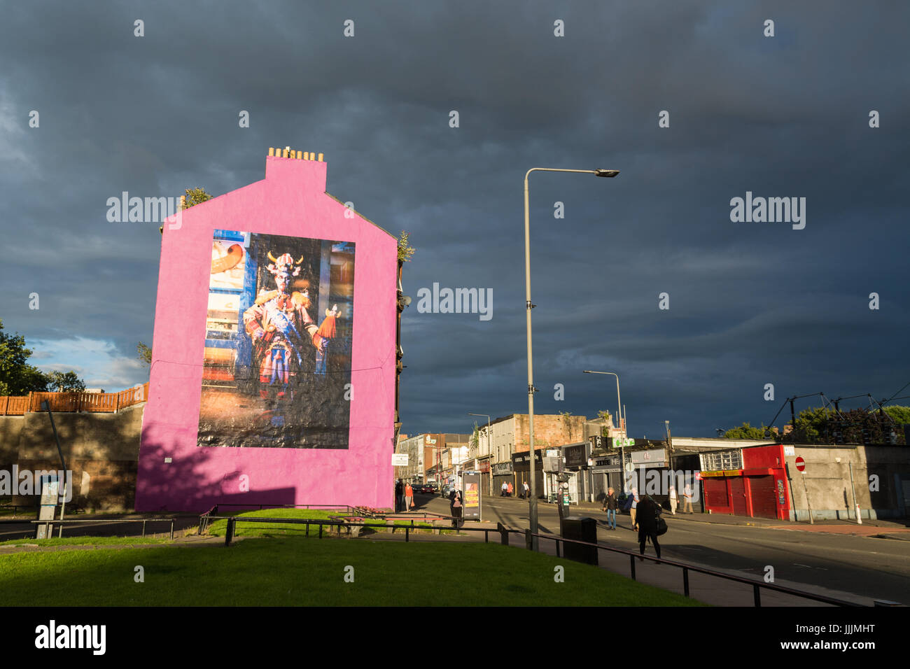 Glasgow, Ecosse, Royaume-Uni. 20 juillet, 2017. Uk - sombres nuages sur Glasgow contraste avec l'une des trois peintures murales 75ème anniversaire de Billy Connolly - ce parc est l'un près de Barrowland Big 'Yin' par Rachel Maclean Crédit : Kay Roxby/Alamy Live News Banque D'Images