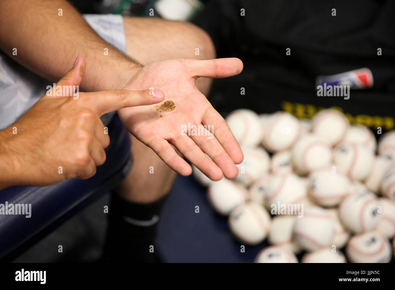 Lakeland, Floride, USA. 5 juillet, 2017. Vous VRAGOVIC | fois Tom Fornarola.Juge-arbitre, 23, limandes une tache de boue sur sa paume avant de frotter jusqu'à la côte du golfe du Baseball League match entre les Yankees de New York et les Tigers de Detroit au Tigertown Lakeland, Floride complexe dans le mercredi, Juillet 5, 2017. Credit : Vragovic/Tampa Bay Times/ZUMA/Alamy Fil Live News Banque D'Images