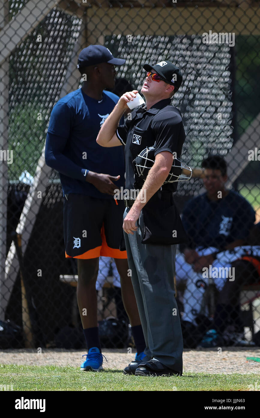 Lakeland, Floride, USA. 5 juillet, 2017. Vous VRAGOVIC | fois.Juge-arbitre Taylor Payne, 24, verse de l'eau vers le bas entre sa chemise manches au cours de la Ligue de la côte du golfe du match entre les Yankees de New York et les Tigers de Detroit au Tigertown Lakeland, Floride complexe dans le mercredi, Juillet 5, 2017. Credit : Vragovic/Tampa Bay Times/ZUMA/Alamy Fil Live News Banque D'Images