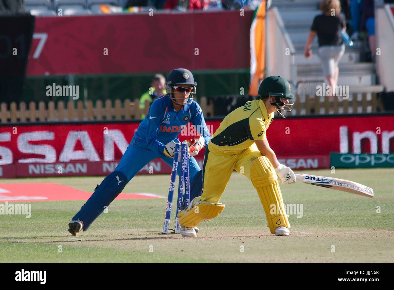 Derby, Angleterre, 20 juillet 2017 Sushma Verma, Indian wicket keeper, tente de mettre à l'Elyse Villani de l'Australie pendant leur match de demi-finale de la Coupe du Monde féminine de la CCI à la masse du comté de Derby. Crédit : Colin Edwards/Alamy Live News. Banque D'Images