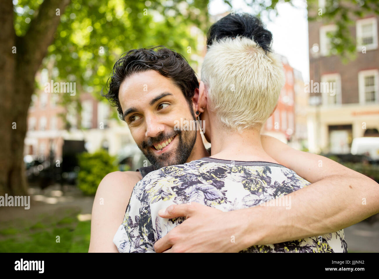 Un couple gay s'embrassent. Banque D'Images