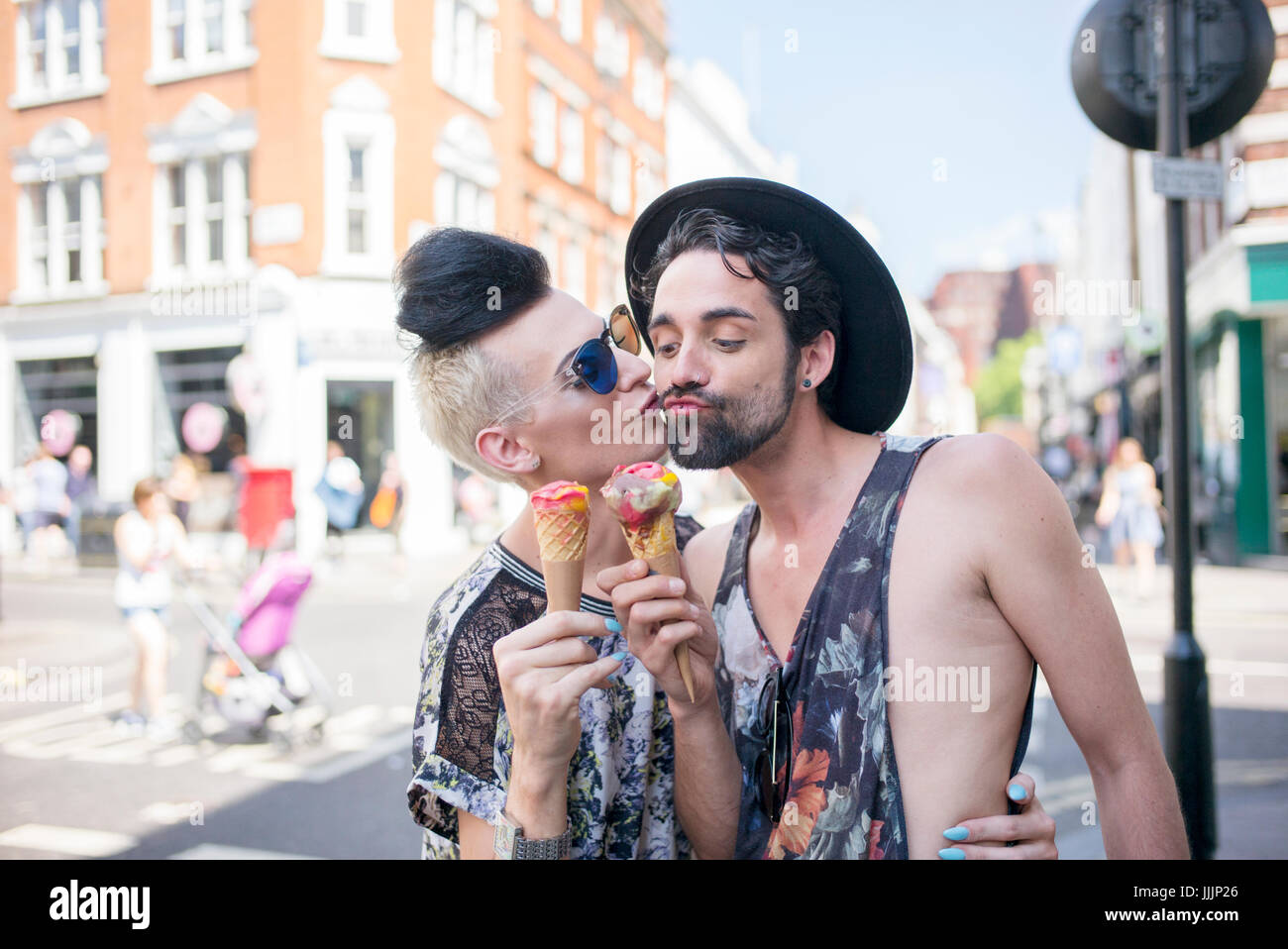 Un couple gay, déguster une glace sur une journée à Londres. Banque D'Images