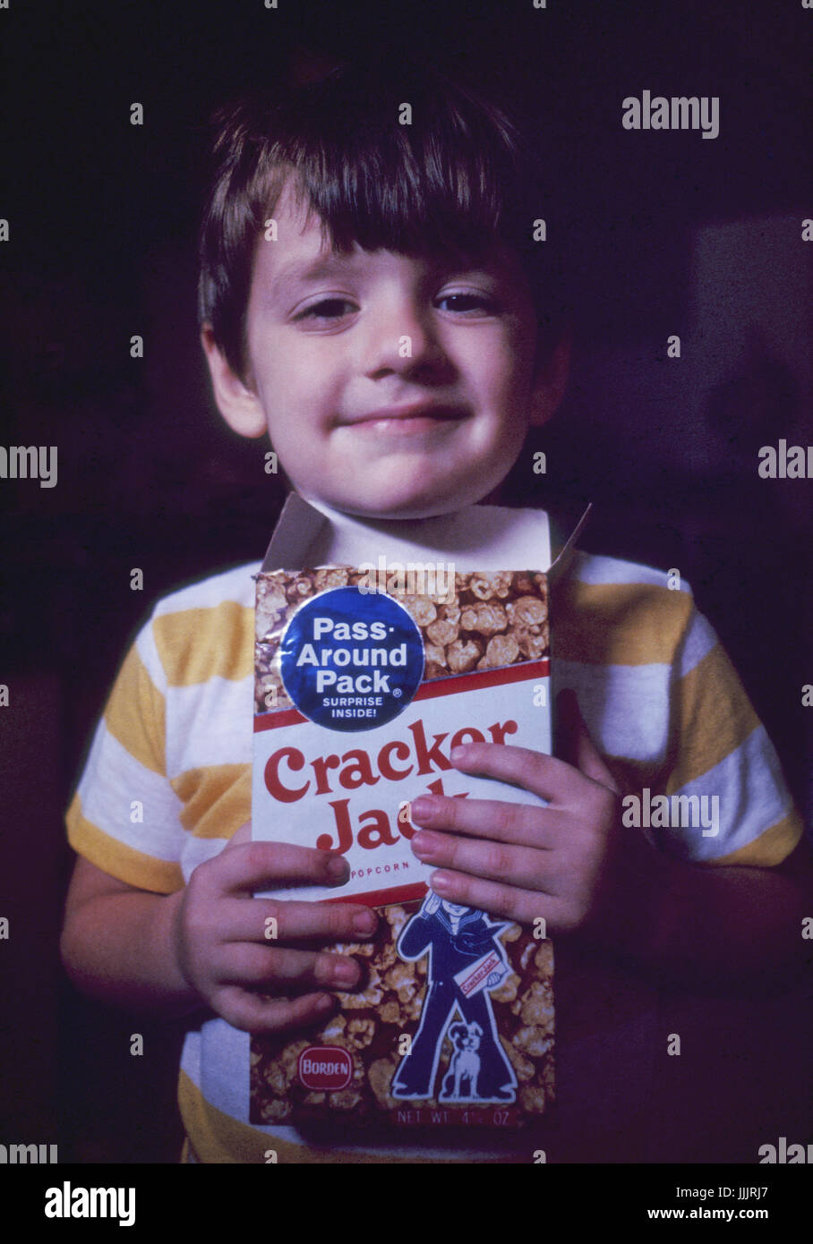 Cracker Jacks fort, 4-5 ans boy holding snack box Banque D'Images