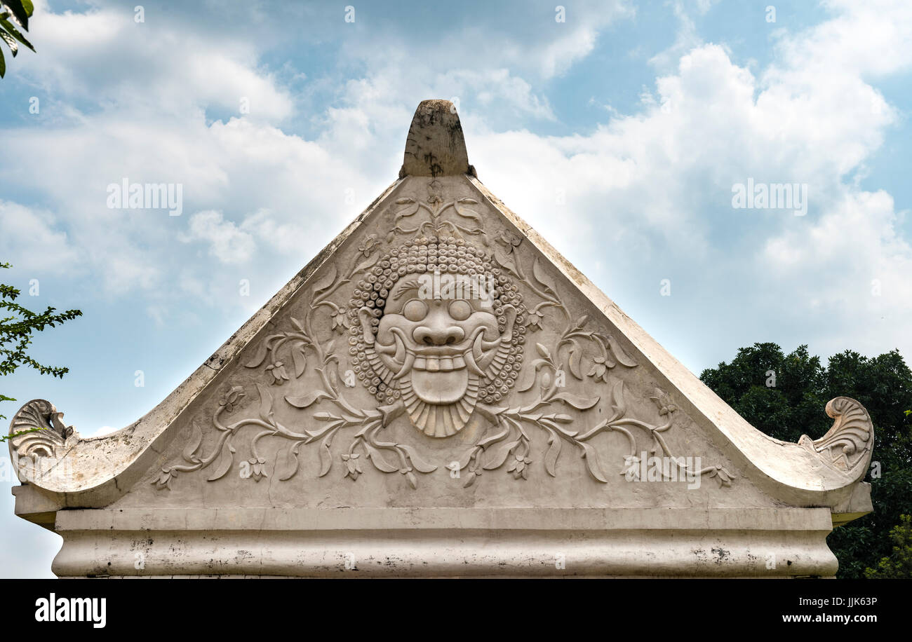 Relief d'une grimace sur une arche, Château d'eau le Taman Sari, Kraton, Khétt Siĕm Réab, Java Tengah, Indonésie Banque D'Images