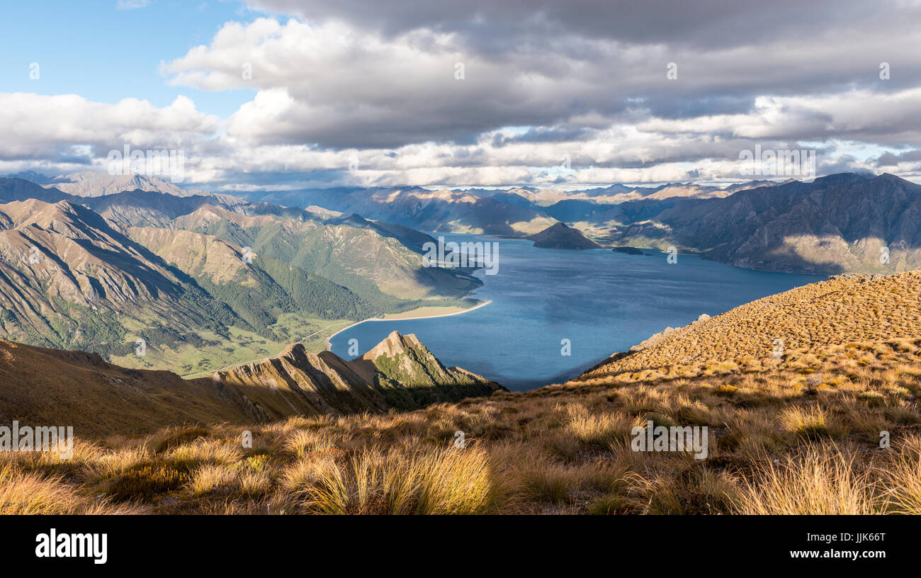 Paysage alpin, le lac Hawea et panorama de montagnes, pics, piste de l'isthme de l'Otago, île du Sud, Nouvelle-Zélande, Océanie Banque D'Images