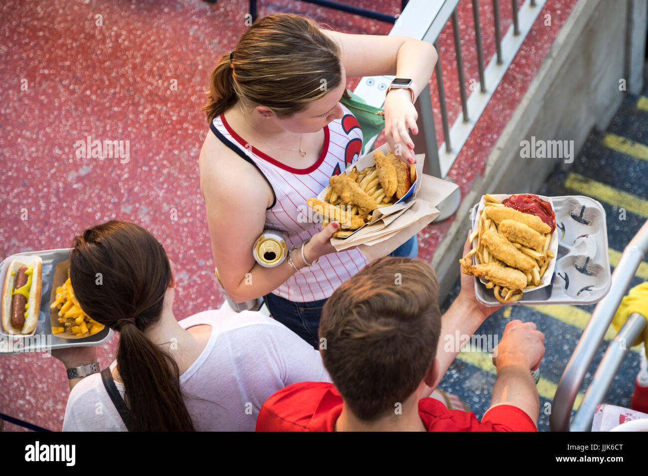 Washington, DC - Baseball fans porter la nourriture à partir d'un stand au parc de ressortissants des concessions. Banque D'Images