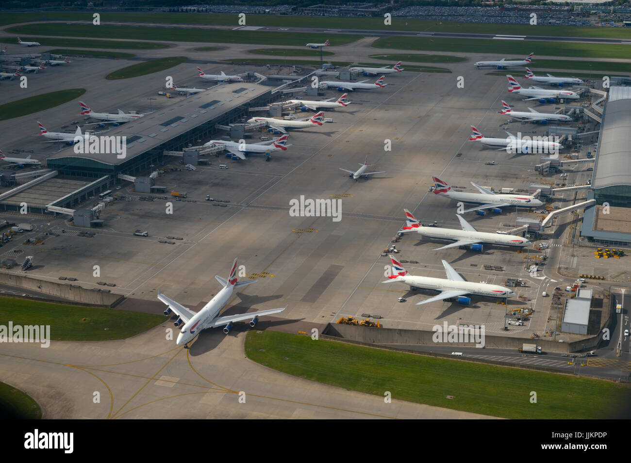 Un train de roulement Jumbo Jet (Boeing 747) pour le départ au terminal 5 (aérien) de l'aéroport d'Heathrow, Londres, Royaume-Uni Banque D'Images