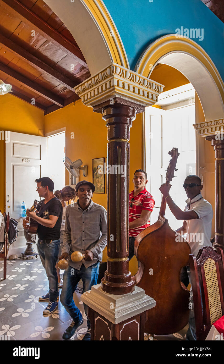 Les touristes des musiciens à l'intérieur d'un restaurant - Trinidad, Cuba Banque D'Images