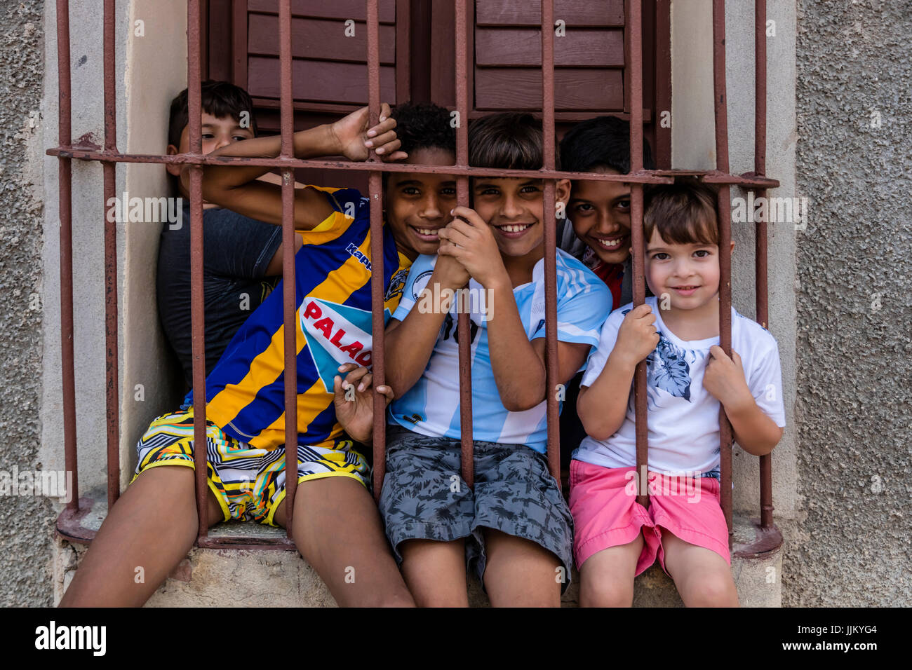 Les enfants jouent dans une fenêtre - Trinidad, Cuba Banque D'Images