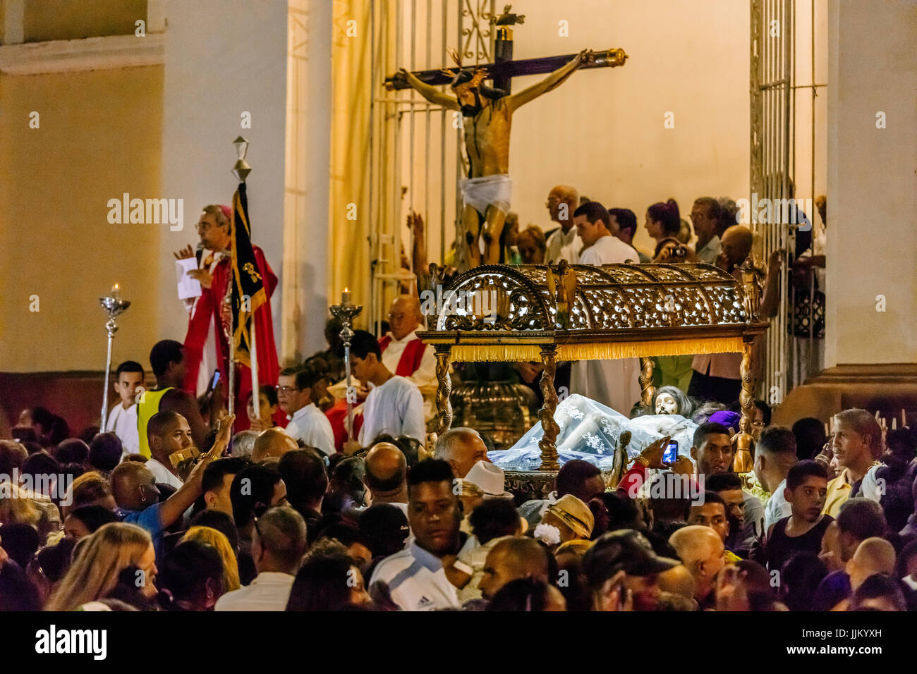 Pendant la période de Pâques appelé SEMANA SANTA statues religieuses sont exhibés à travers la ville au crépuscule - Trinidad, Cuba Banque D'Images