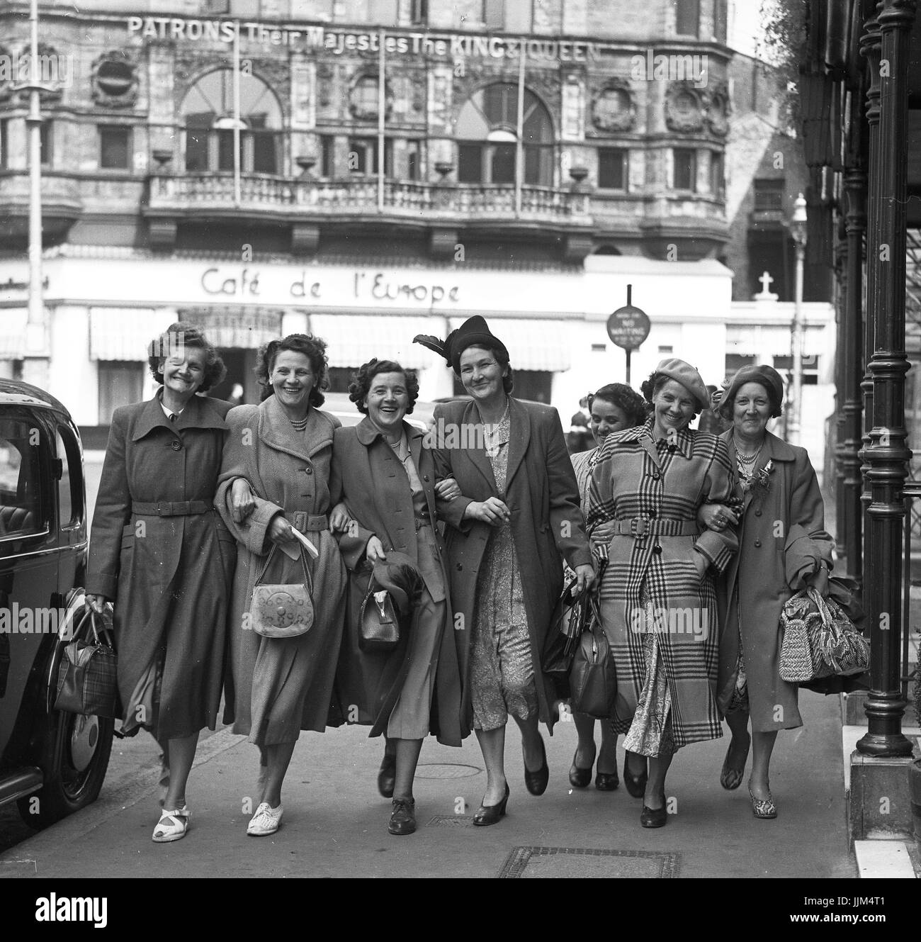 Les filles font la journée à Leicester Square, Londres 1949. Banque D'Images