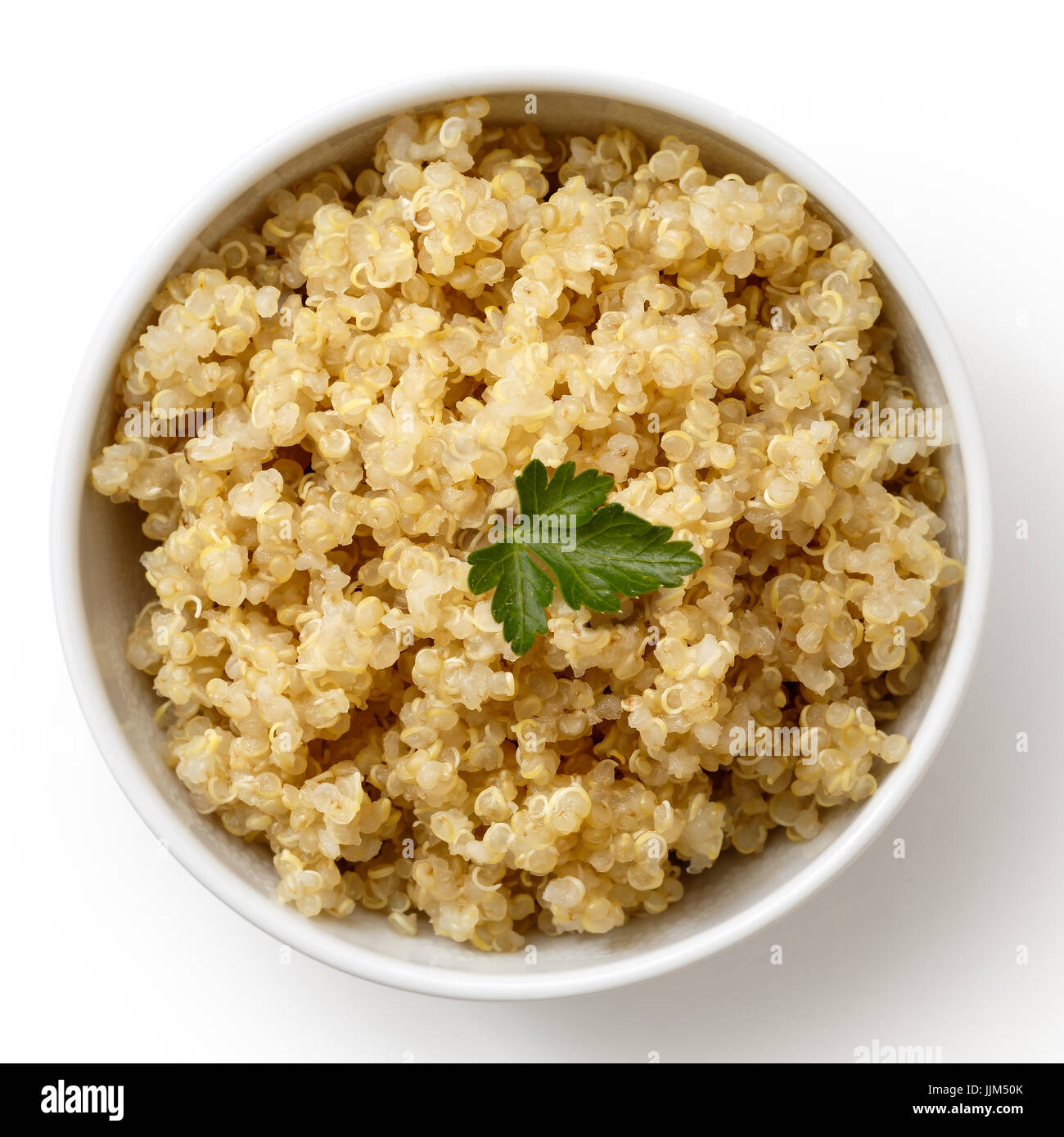 Le quinoa cuit dans un bol en céramique blanc isolé sur blanc vert du dessus avec le persil. Banque D'Images