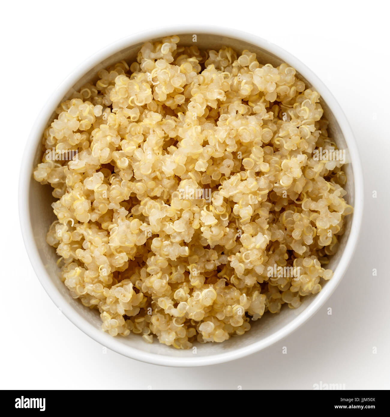 Le quinoa cuit dans un bol en céramique blanc isolé sur blanc de ci-dessus. Banque D'Images
