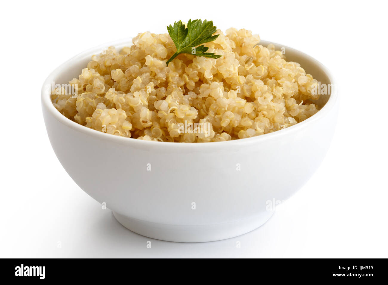 Le quinoa cuit dans un bol en céramique blanc isolé sur blanc avec persil vert. Banque D'Images