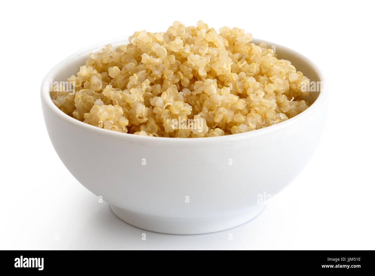 Le quinoa cuit dans un bol en céramique blanc isolé sur blanc. Banque D'Images