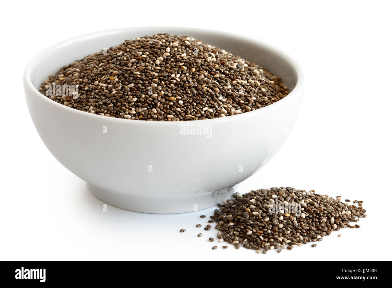 Les graines de Chia dans Bol en céramique blanc isolé sur blanc. Récupérer les graines. Banque D'Images