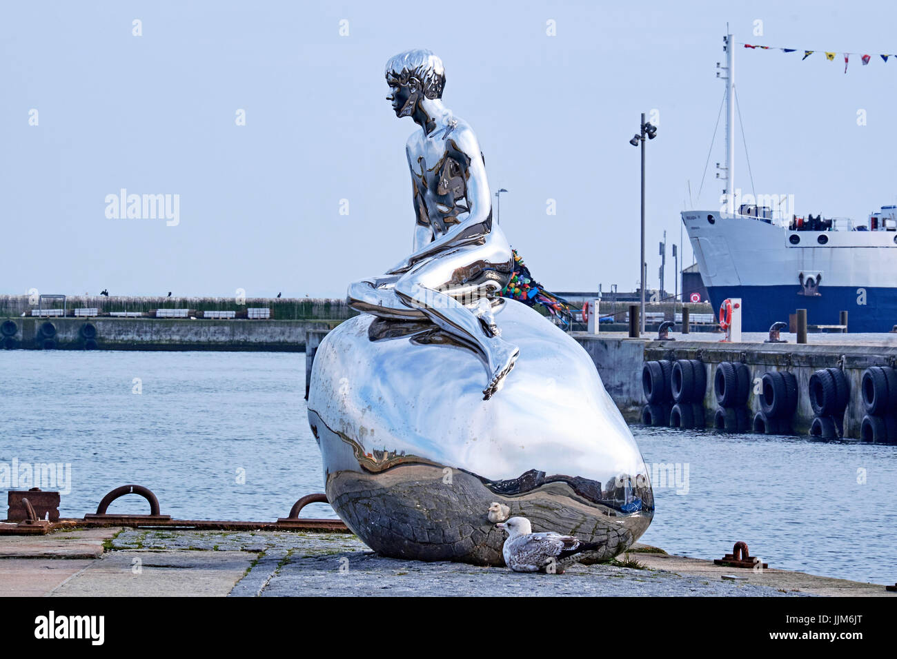 Elseneur, Danemark - 30 avril 2016 : La sculpture Han, ce qui signifie qu'il, par des artistes danois Elmgreen et Dragset, faite d'acier inoxydable poli, sur l'o Banque D'Images