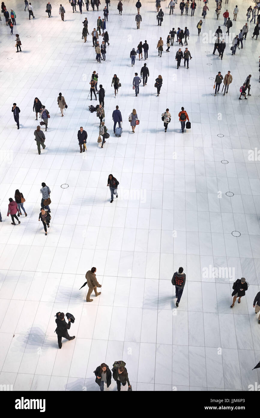 NEW YORK - 30 septembre 2016 : déplacement de personnes au rez-de-chaussée à l'intérieur du bâtiment d'Oculus à Westfield, World Trade Center Banque D'Images NEW YORK - 30 septembre 2016 : déplacement de personnes au rez-de-chaussée à l'intérieur du bâtiment d'Oculus à Westfield, World Trade Center Banque D'Images