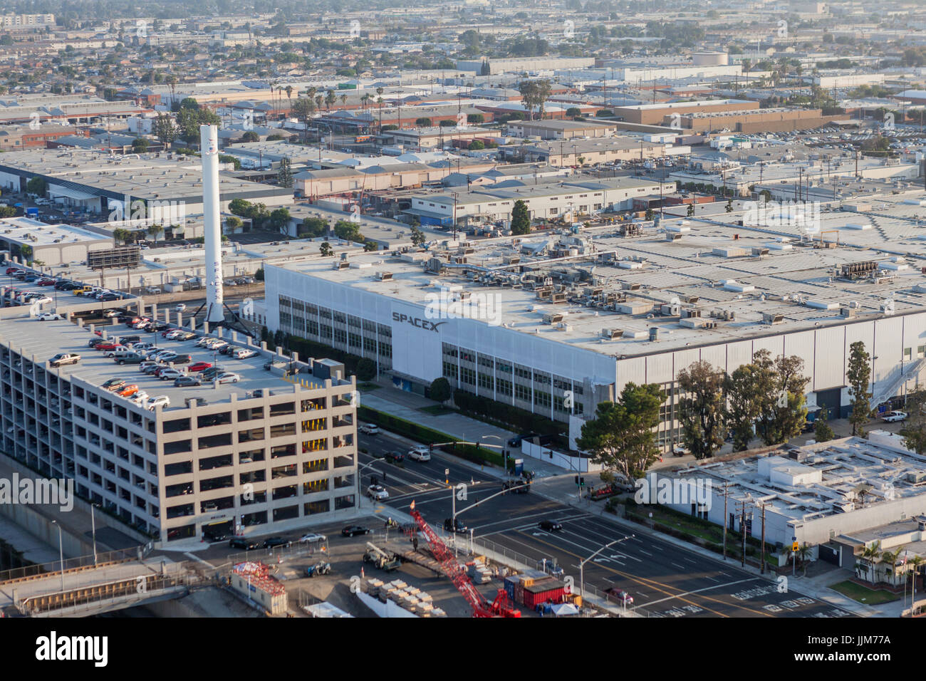 Hawthorne, Californie, USA - 10 juillet 2017 : Vue aérienne de l'administration centrale et de la fusée SPACEX bâtiment de fabrication. Banque D'Images