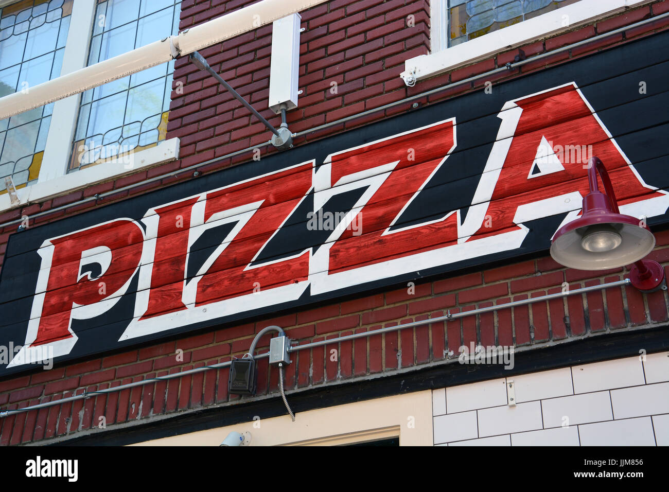 Signe au-dessus de la porte d'un restaurant Pizza locale Banque D'Images