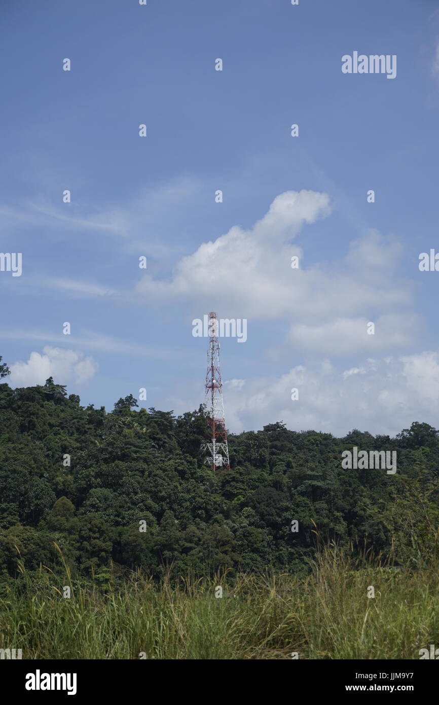 Antenne de station de base de téléphonie cellulaire dans la campagne de Malaisie Banque D'Images