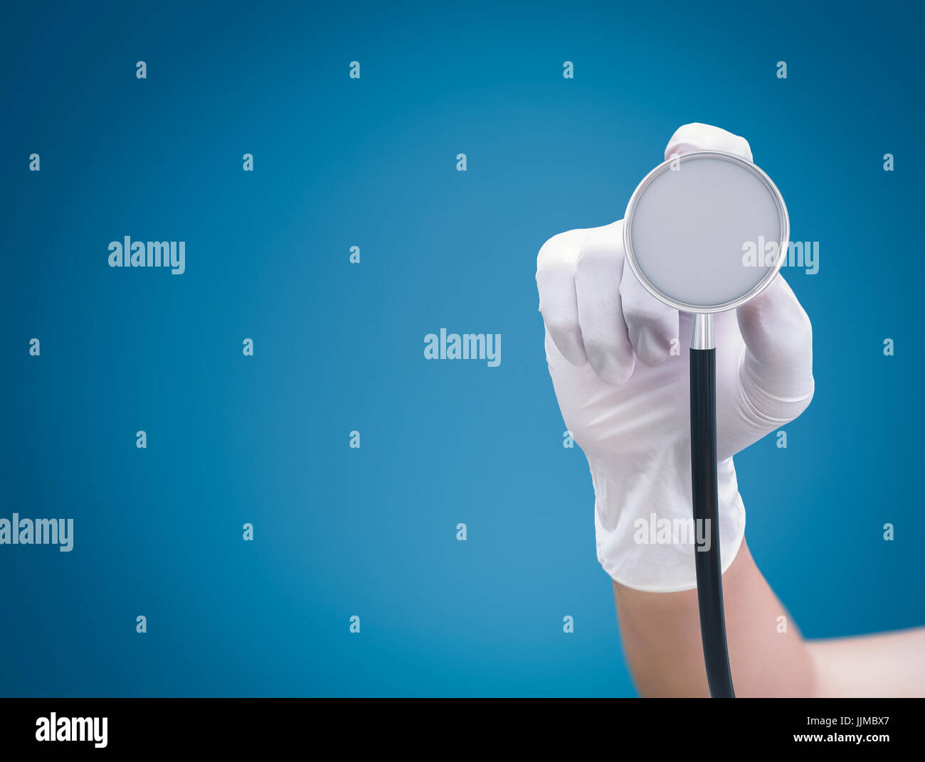 La main avec gant en caoutchouc holding stethoscope on blue background Banque D'Images