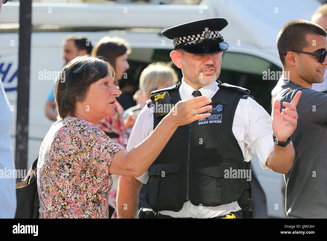 Scène générale près de l'incident. Selon le Metropolitan Police Service, la police a répondu aux rapports d'incident majeur lorsqu'un véhicule est entré en collision avec les piétons dans les sept Sœurs Road, au nord de Londres. Une personne a été arrêtée, la police ajouté.Le Conseil musulman de Grande-Bretagne (MCB) a commenté l'incident en disant qu'un van a exécuté plus de soleil à l'extérieur de la maison bien-être musulman (MWH), près de l''atmosphère de Finsbury Park : où : London, Royaume-Uni Quand : 19 Juin 2017 : Crédit/WENN.com Dinendra Haria Banque D'Images