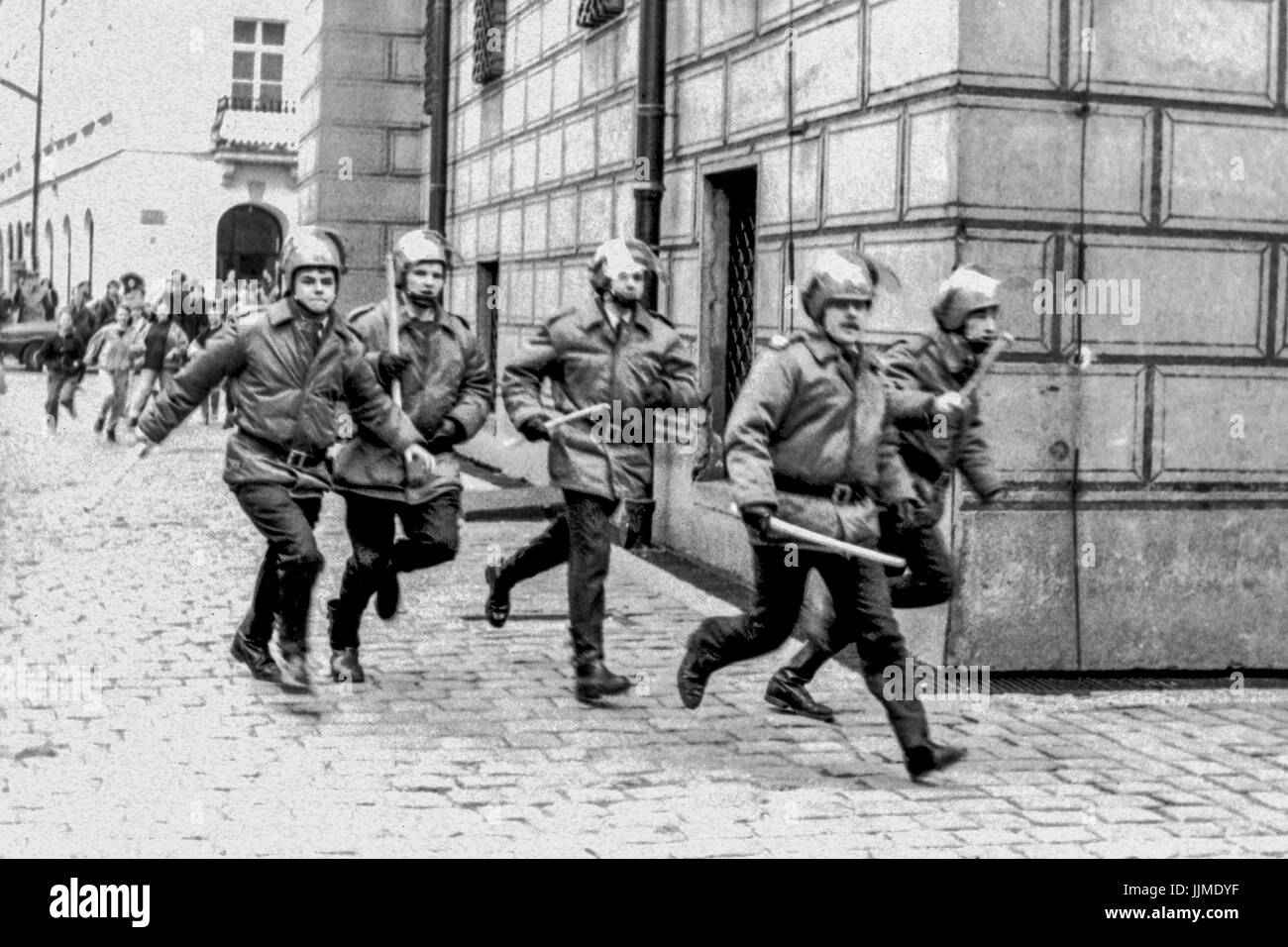 Police (ZOMO) la chasse sur les manifestants dans la Pologne communiste, de la vieille ville de Poznan, Pologne. Banque D'Images
