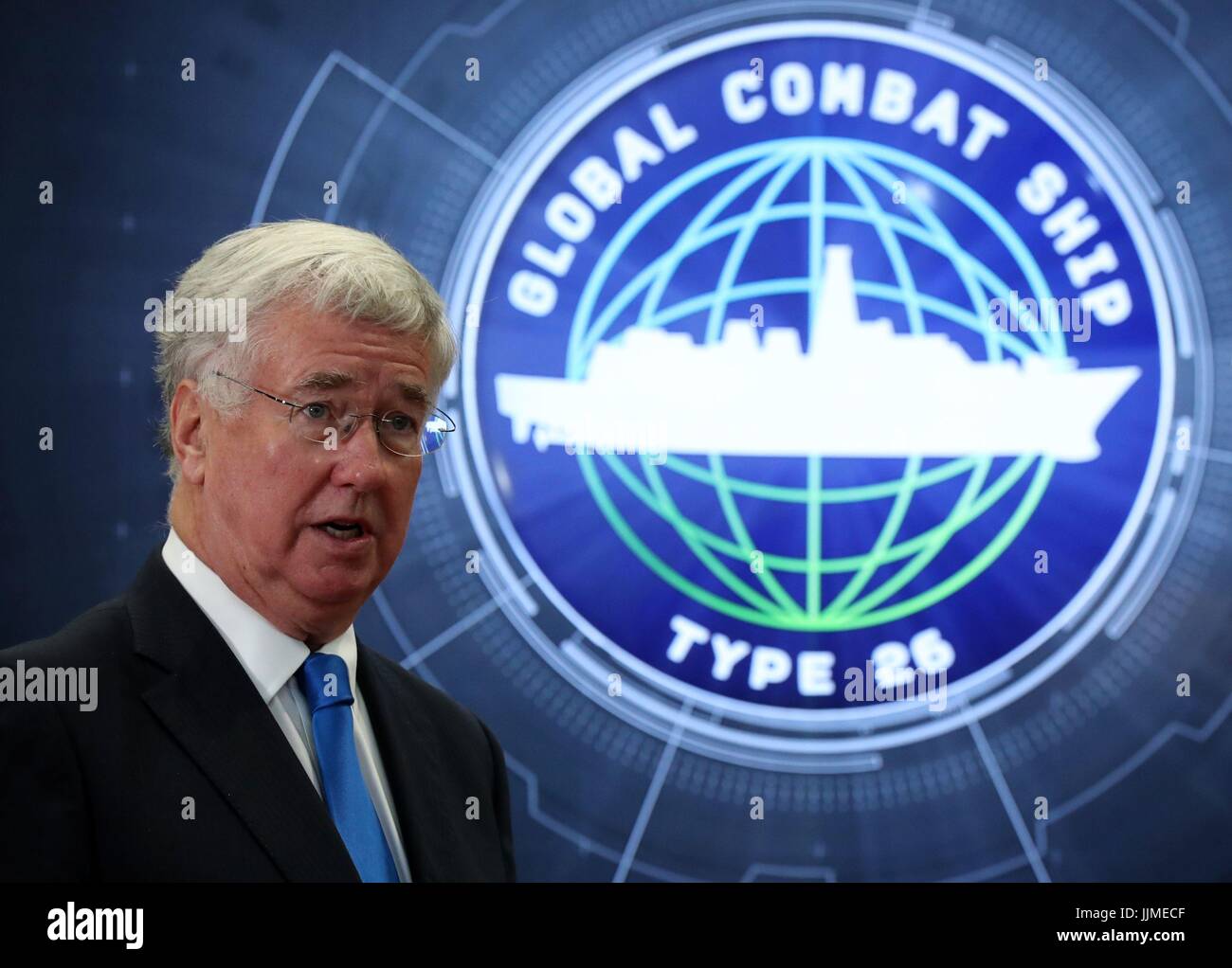 Le Secrétaire à la défense, Sir Michael Fallon après la coupe de l'acier sur le premier type 26 frégate à la BAE System Govan Shipyard près de Glasgow. Banque D'Images