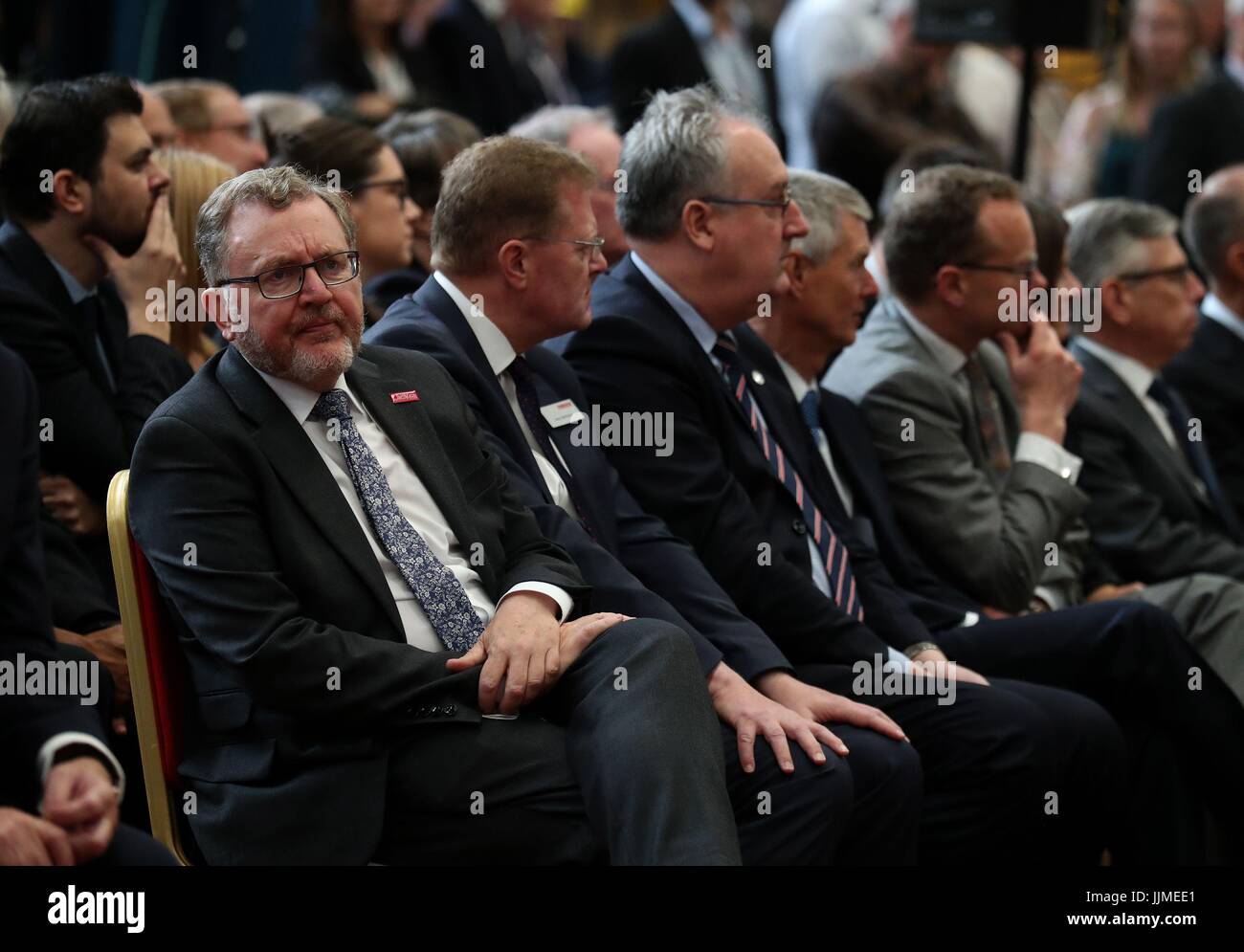Secrétaire d'État pour l'Écosse Sir David Mundell (L) La montre un moniteur au cours d'une cérémonie où la coupe de l'acier sur la première frégate Type 26 a commencé au chantier naval de BAE System Govan près de Glasgow. Banque D'Images